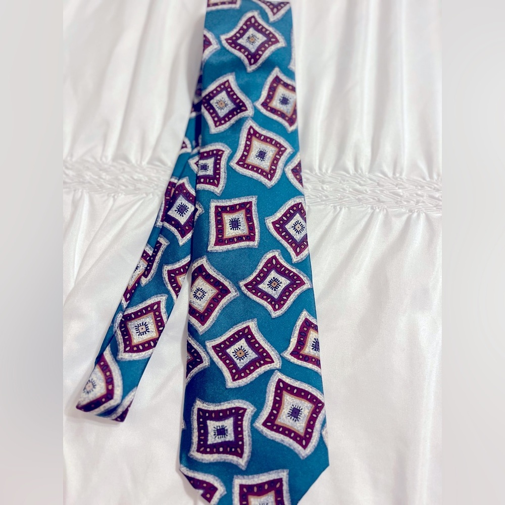 Huntington green, maroon & cream man’s tie